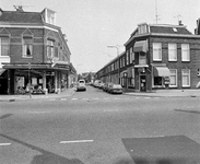 857148 Gezicht in de Violenstraat te Utrecht, vanaf de Amsterdamsestraatweg, met links het hoekpand ...